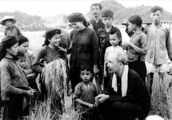Chủ tịch Hồ Chí Minh thăm đồng bào Hùng Sơn, xã Phục Linh, huyện Đại Từ, tỉnh Thái NGuyên năm 1954 (Anh tư liệu)