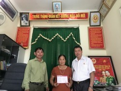 Đ/c Nguyễn Công Long, Chủ tịch Hội CCB huyện trao tặng sổ tiết kiệm cho bà Mai Thị Thanh ở xóm Châu Nam, xã Tân Hương