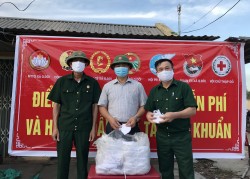 Hội CCB và các đoàn thể, MTTQ xã mua cấp phát miễn phí khẩu trang cho nhân dân xã nhà phòng, chống dịch