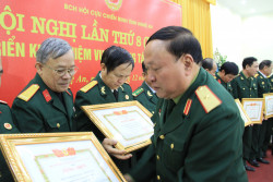 Đ/c Thiếu tướng Nguyễn Đình Minh, Chủ tịch Hội CCB tỉnh trao Bằng khen của TW Hội CCB Việt Nam tặng 11 tập thể và 11 cá nhân đạt thành tích xuất sắc trong phong trào thi đua năm 2020