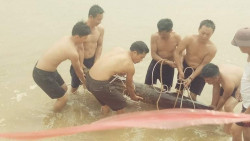 Bộ đội Công binh đã trục vớt quả bom lên bờ.