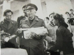 Cố Đại tướng Võ Nguyên Giáp và ông Nguyên Văn Huy (ngoài cùng bên trái) trong lần về thăm tỉnh Cao Băng (1992)
