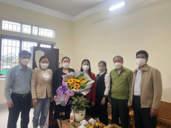 Các đồng chí lãnh đạo MTTQ và các đoàn thể tặng hoa chúc mừng Hội LHPN  huyện nhân ngày quốc tế Phụ nữ 9/3