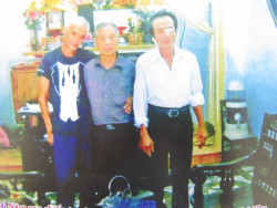 CCB Hoàng Văn Nhu (Chính giữa) đến thăm gia đình anh Nam, nạn nhân trong trận bom máy bay Mỹ đánh vào đơn vị năm 1968