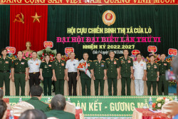 Các đồng chí lãnh đạo Hội CCB tỉnh, cấp ủy, chính quyền thị xã Cửa Lò tặng hoa chúc mừng BCH Hội CCB thị xã nhiệm kỳ 2022 - 2027