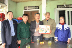 Đ/c Nguyễn Sỹ Hội Chủ tịch Hội CCB tỉnh tặng quà cho hội viên CCB Lê Ngọc Thịnh ở chi Hội CCB xóm  Phúc Điền.