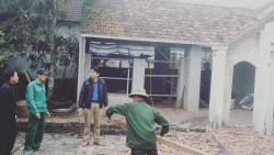 Hội viên CCb xã tham gia làm nhà cho hội viên Trần Văn Hòa