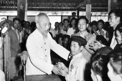 Bác Hồ thăm hỏi, động viên các chiến sỹ