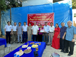 Đoàn trao số tiền 50 triệu đồng cho đại diện gia đình bà Trương Thị Vân, xóm Khen Mèn, xã Đồng Hợp