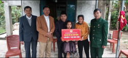 Chi hội CCB thị trấn và HĐMV tặng quà cho học sinh nghèo gặp hoàn cảnh khó kahwn