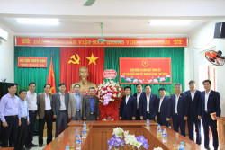 Đoàn cán bộ Tổng Công ty HTKT Quân khu 4 tặng hoa chúc mừng