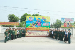 CCB chụp ảnh lưu niệm tại cụm lô gô  tuyên truyền.