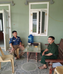 CCB Hà Văn Thu (bên phải) báo cáo kết quả quản lý sử dụng vốn vay với Tổ trưởng Tổ TK&VV xã Nghĩa Lộc.