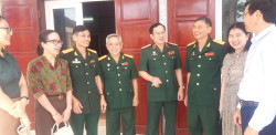 Thiếu tướng Doãn Ngọc Sơn (thứ 4 từ phải sang) đang trao đổi với các đ/c lãnh đạo Đảng,  Chính quyền và Hội CCB huyện Yên Thành trước giờ khai mạc Hội nghị.