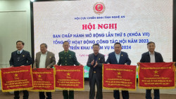 Thừa uỷ quyền của TW Hội CCB Việt Nam, đồng chí thiếu tướng Nguyễn Sỹ Hội chủ tịch Hội CCB tỉnh Nghệ An trao cờ thi đua của TW cho các đơn vị.