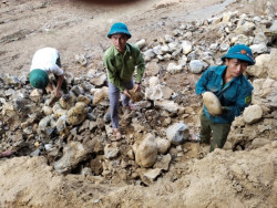 CCB bản ra quân mở rộng đường GT liên thôn liên xã