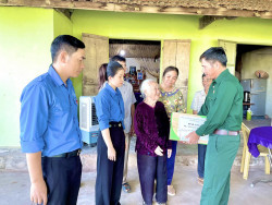 Hội CCB phối hợp Đoàn xã Nghĩa Dũng tặng quà cho đối tượng người có công