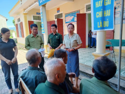 Bà Lương Thị Nối, Phó Chủ tịch UBND xã (người đứng thứ nhất phải) chia sẻ động viên nạn nhân chất độc da cam trong buổi khám bệnh tư vấ sức khỏe.
