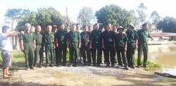 Đoàn cán bộ Cụm thi đua số 3 Hội CCB huyện Yên Thành tham quan mô hình gia trại của gia đình CCB Nguyễn Thọ Phú.
