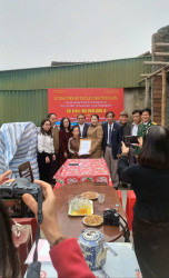 Đại diện Hội HTGĐLS tỉnh và lãnh đạo UBND huyện Hưng Nguyên, xã Hưng Thành trao số tiền 80 triệu đồng cho chị Bé.