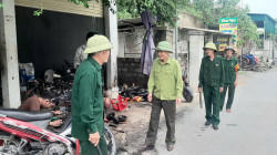 Hội CCB xã An Hòa, huyện Quỳnh Lưu vận động Nhân dân không lấn chiếm lòng, lề đường đảm bảo an toàn giao thông.