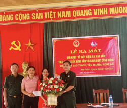 Đ/c Hoàng Xuân Tời – Phó chủ tịch Hội CCB huyện tặng hoa chúc mừng “Tổ TK&VV theo hướng bền vững gắn với hoạt động cộng đồng”tại xóm 1 xã Bảo Thành.