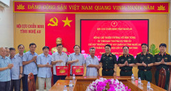 Đồng chí Thiếu tướng Vũ Văn Tùng, Ủy viên Ban Thường vụ Tỉnh ủy, Chỉ huy trưởng Bộ CHQS tỉnh Nghệ An đến thăm Hội Cựu Chiến binh tỉnh Nghệ An