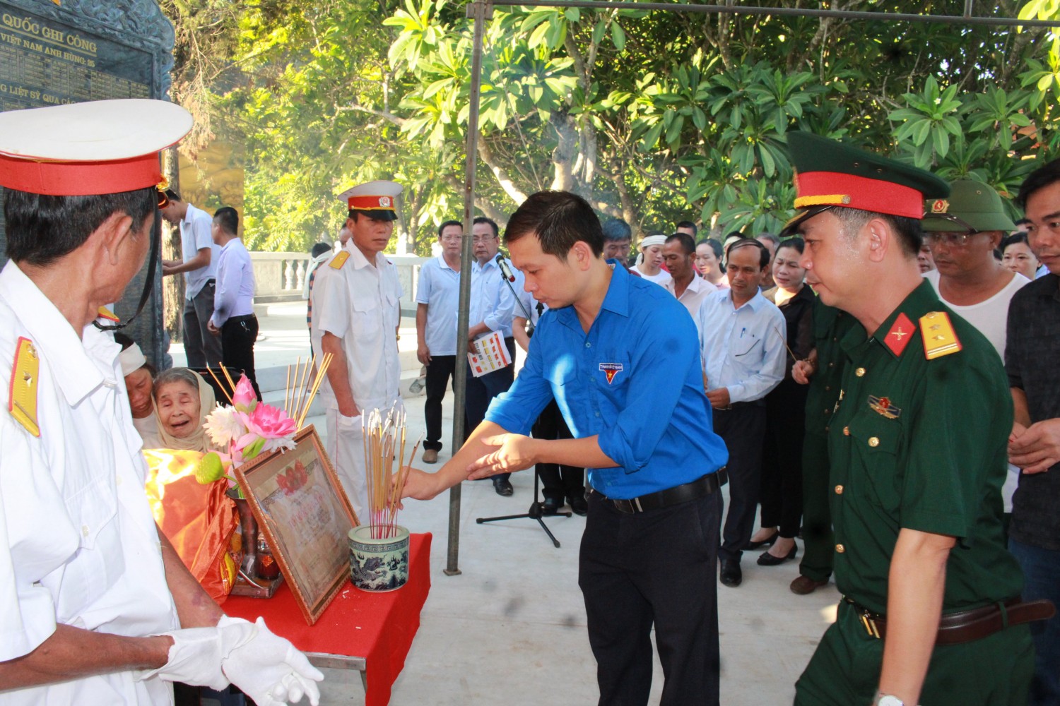 cac ban nganh doan the va ba con nhan dan den dang huong tuong nho liet sy vi thanh hai