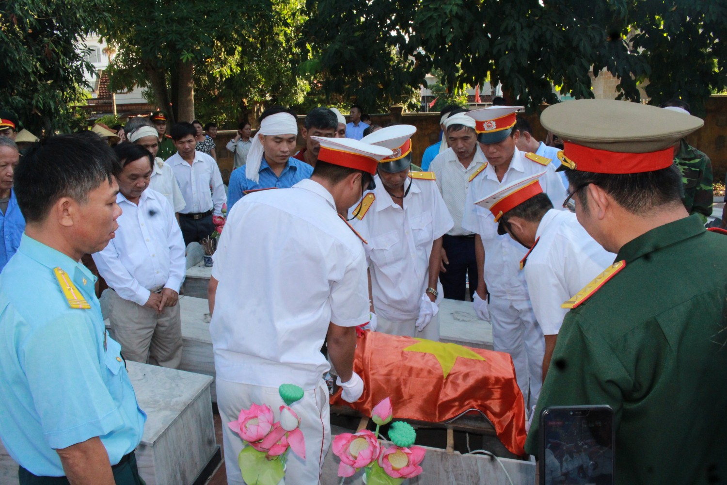 doi tieu binh lam thu tuc an tang liet sy vi thanh hai tai nghia trang huyen