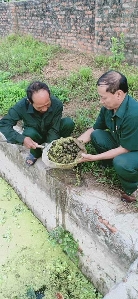 CCB Nguyễn Công Khoa (bên trái) giới thiệu mô hình nuôi ốc bươu đen với hội viên ở cơ sở