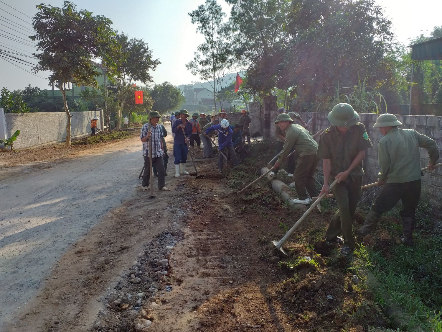 Hội CCB xã Nghĩa Trung tổ chức vệ sinh đường làng ngõ xóm