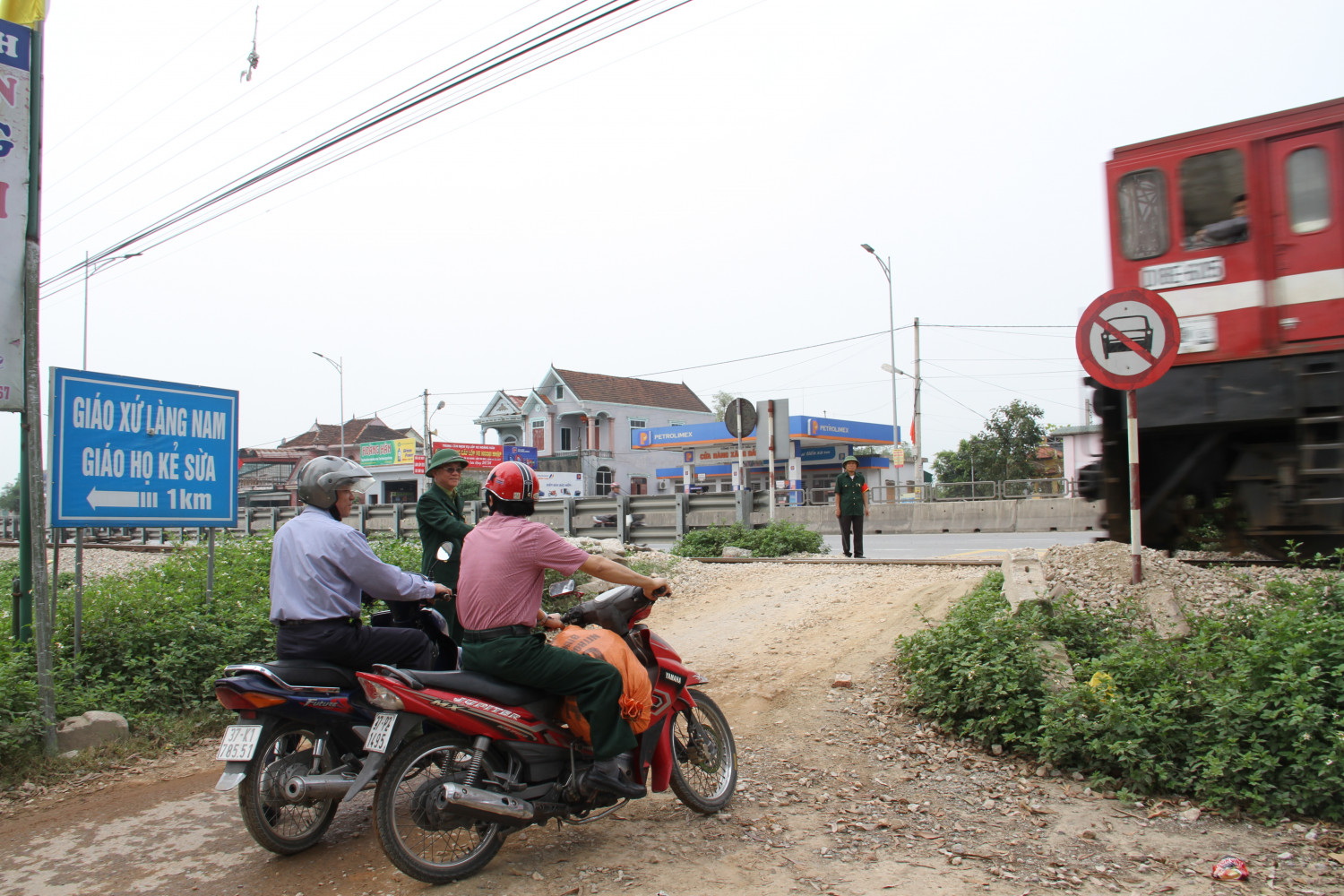 Tổ cảnh giới ATGT đường ngang dân sinh đi qua đường sắt do Ch hội CCB xóm 10, xã Nghi Trung (Nghi Lộc) đảm nhiệm.