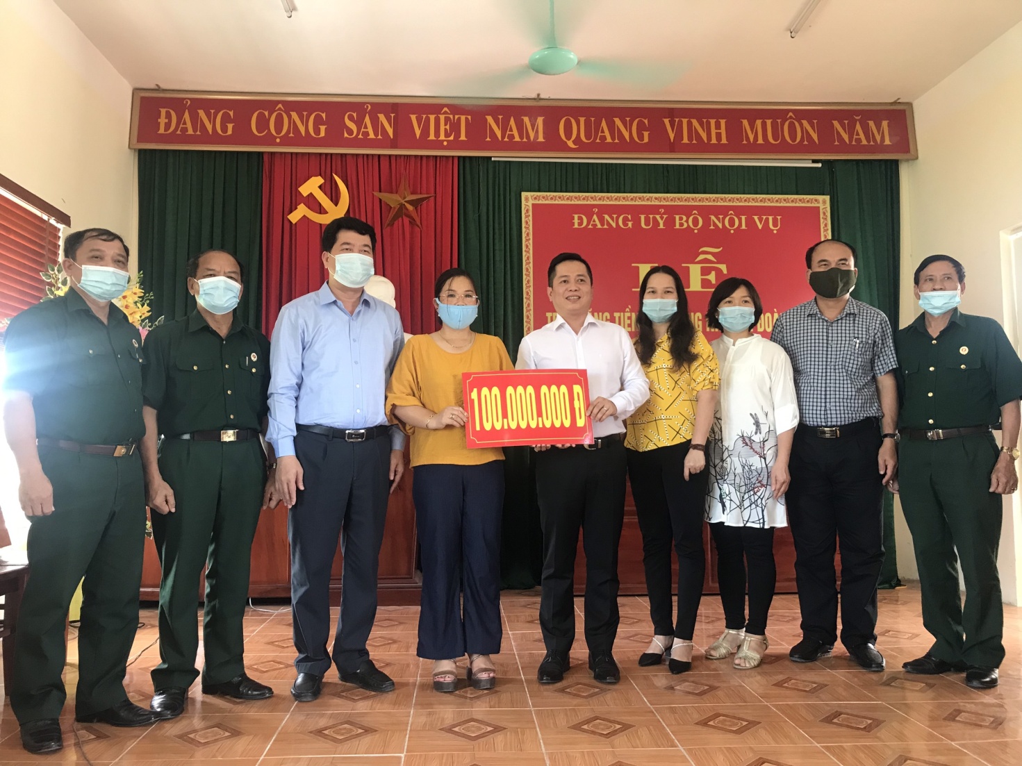 Đảng ủy Bộ Nội vụ trao số tiền 100 triệu đồng ủng hộ Hội CCB huyện Anh Sơn xây nhà tình nghĩa