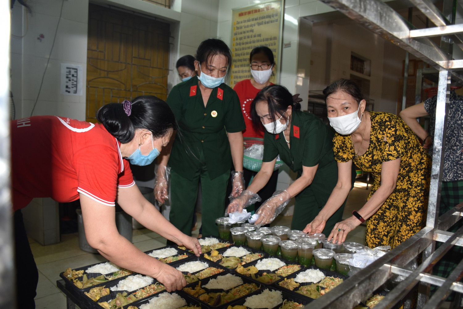 Đội văn nghệ CCB Trường Sơn phường Quang Trung cùng CLB "Nồi cháo yêu thương" nấu cơm, cháo ủng hộ tuyến đầu chống dịch