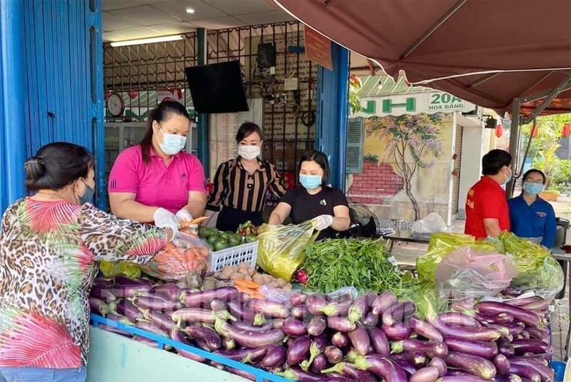 Các Chi hội Phụ nữ trong huyện Diễn Châu quyên góp hàng tấn rau, củ, quả ủng hộ vùng dịch