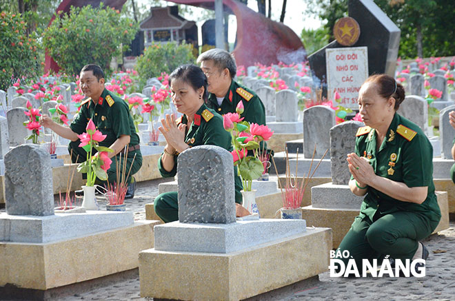 CCB miền nam thắp hương, hoa tương niệm đồng đội hy sinh được mai táng tại nghĩa trang liệt sỹ Trường Sơn