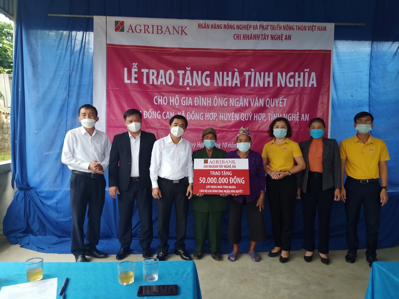 Lãnh đạo Ngân hàng Agribank trao 50 triệu đồng cho hộ gia đình CCb khó khăn làm nhà nghĩa tình