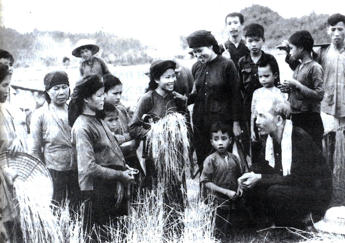 Chủ tịch Hồ Chin Minh trò chuyện cùng nông dân ở huyện Đại Tf, tỉnh Thái Nguyên (1954)