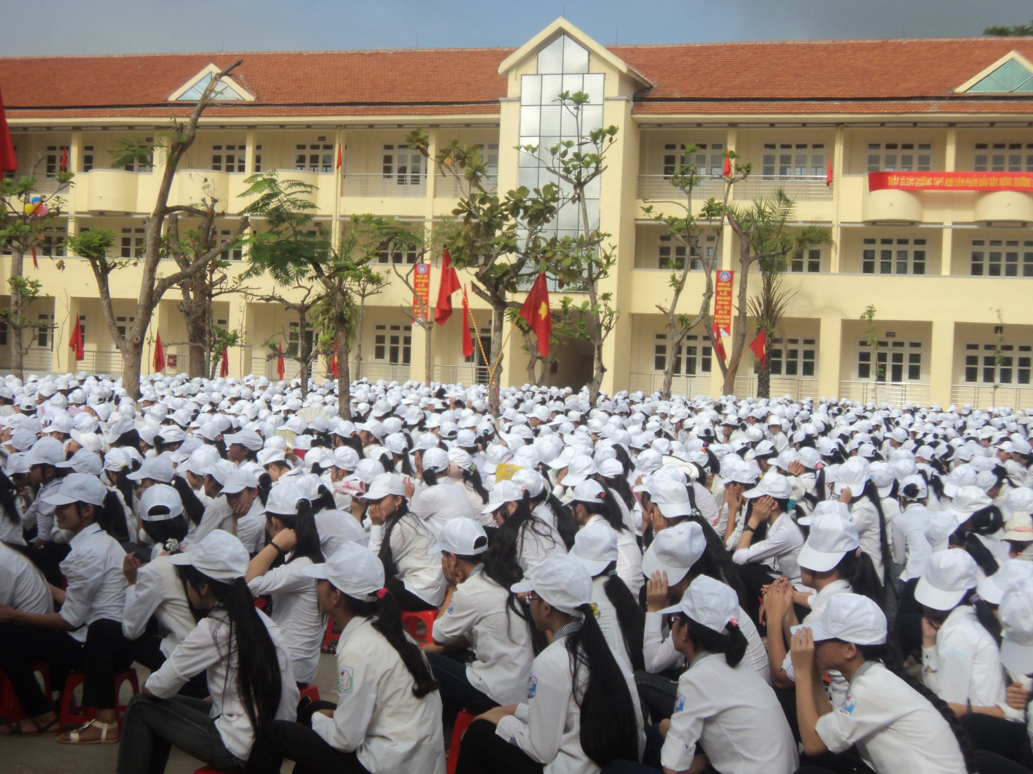 Tình yêu thương, sự chia sẻ chân thành góp phần phát triển hoàn thiện  nhân cách học sinh