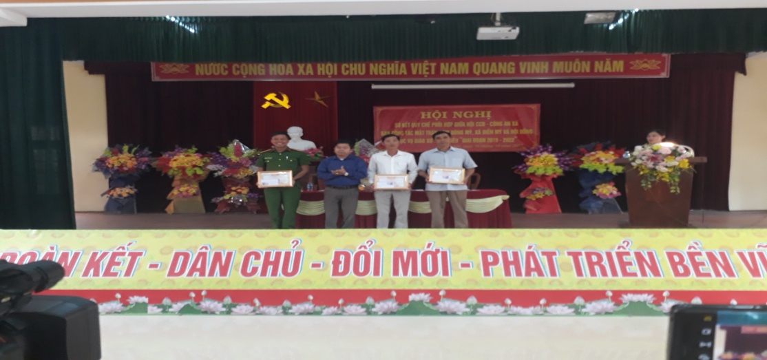 Ông Trần Văn Trịnh Chủ tịch Hội Đồng Mục vụ Giáo xứ Đông Kiều (thứ 2 bên phải) nhận giấy khen của UBND xã tặng