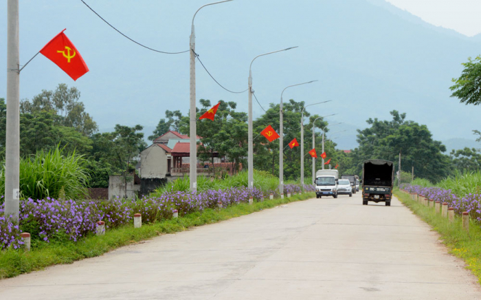 Tất cả các con đường giao thông nông thôn ở huyện Diễn Châu (Nghệ An ) được treo cờ Tổ Quốc và trồng hoa hai bên đường