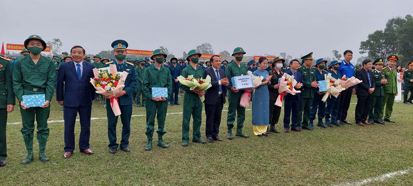 dong chi vo thi minh sinh uy vien ban thuong vu tinh uy chu tich uy ban mttq viet nam tinh nghe an va cac dong chi lanh dao huyen nghi loc da gap go tang hoa chuc mung cac tan binh