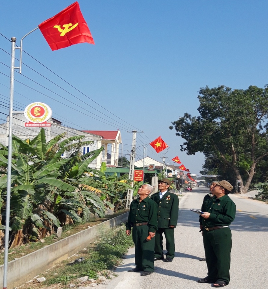 Cán bộ nHội CCB xã Nhân Thành kiểm tra, nghiệm thu cột cờ, đèn đường.