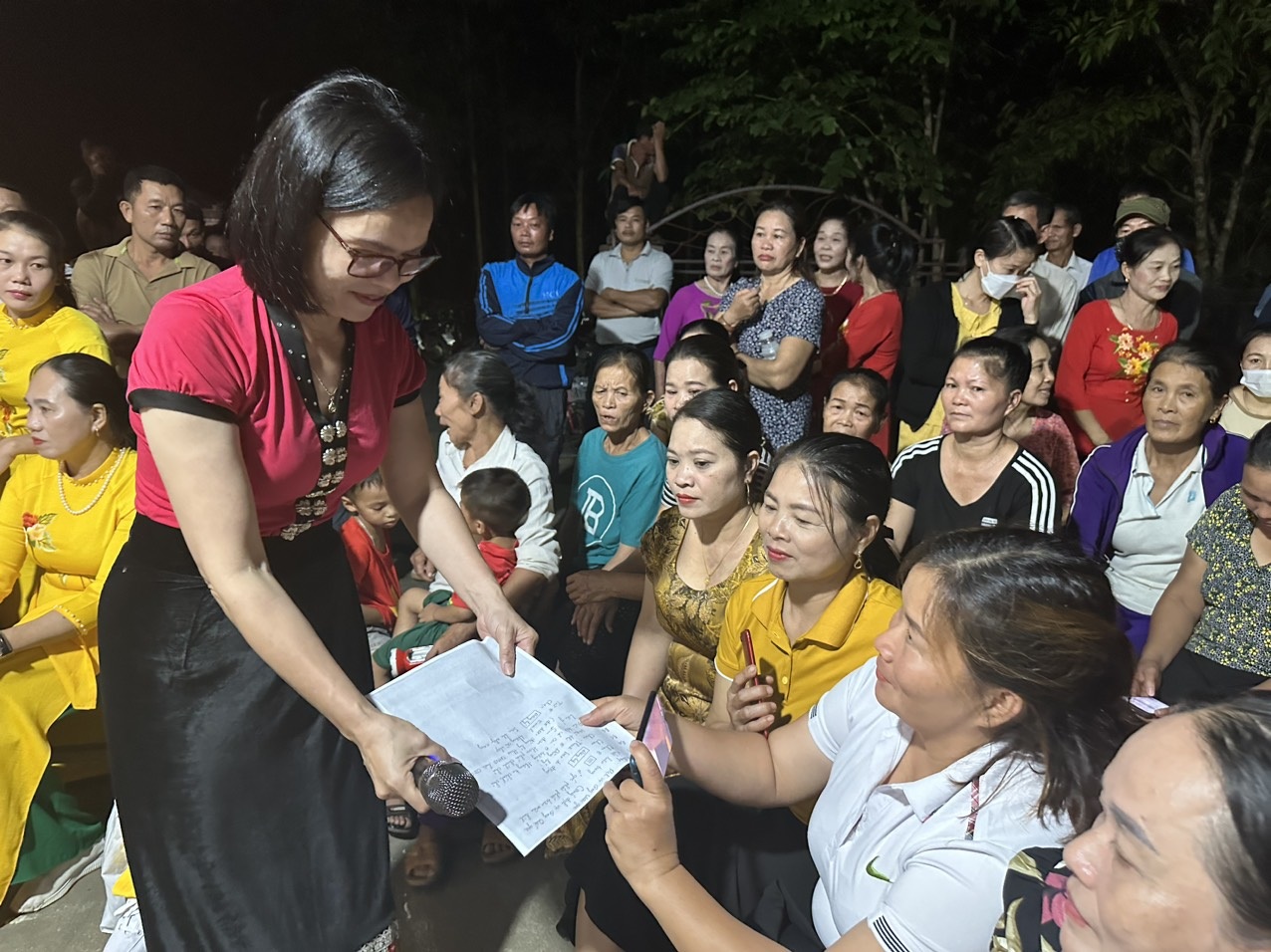 phong vhtt tuyen truyen giam ngheo den nguoi dan xa chau quang