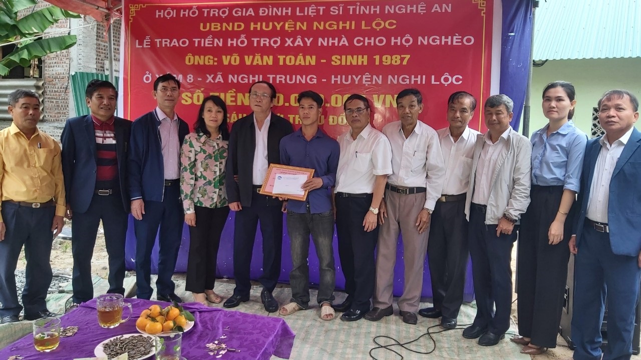 Lễ trao tiền hỗ trợ nhà tình nghĩa cho bà Võ Thị Đoàn vợ liệt sỹ Vi Văn Đoàn ở xóm bản Bồn, xã Châu Lý, huyện Kỳ Hợp