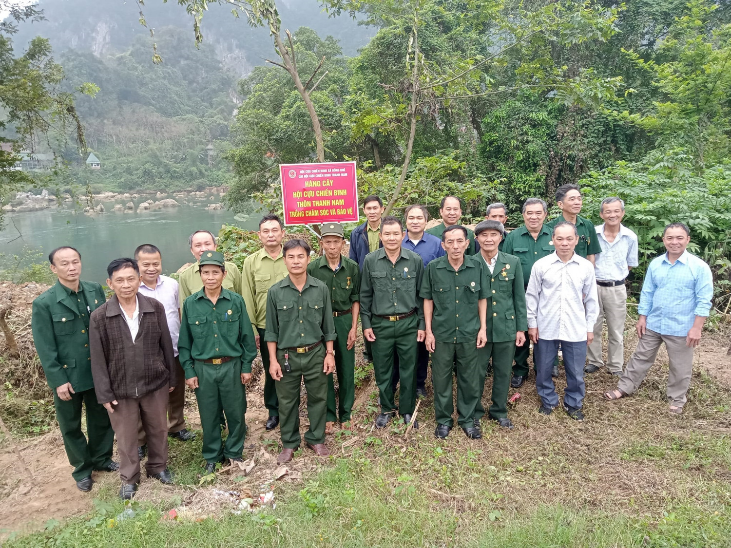 Đại b iểu Hội CCB xã tham quan hàng cây phòng hộ chống xói lở.