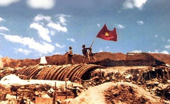 Cờ quyết thắng tung bay trên nóc hầm Tường Đecattri nganyf 07/5/1954