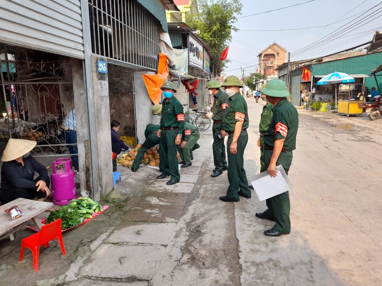 CLB An ninh trật tự Phường Quỹnh Phương tuần tra tuyên truyền, vận động hộ kinh doanh buôn bán không vi phạm hành lang vỉa hè, bảo đảm ANTT & ATGT