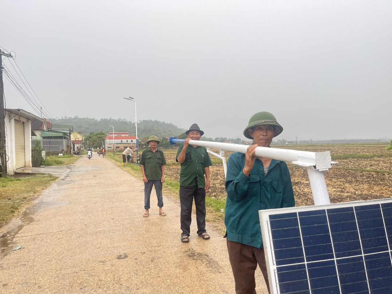 Cán bộ, hội viên CCB xã Nghĩa Thái tham gia xây lắp cột đèn chiếu sáng năng lượng mặt trời