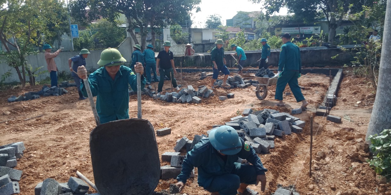 Hội Cựu chiến binh xã Xuân Sơn tham gia xây dựng Vườn thuốc nam  tại Trạm y tế xã.